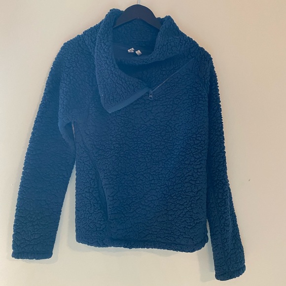 Cozy, warm sweater. - Picture 2 of 2